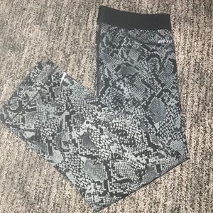 Snake skin Nike Pro cropped leggings